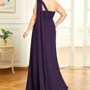 Beautiful one shoulder gown.